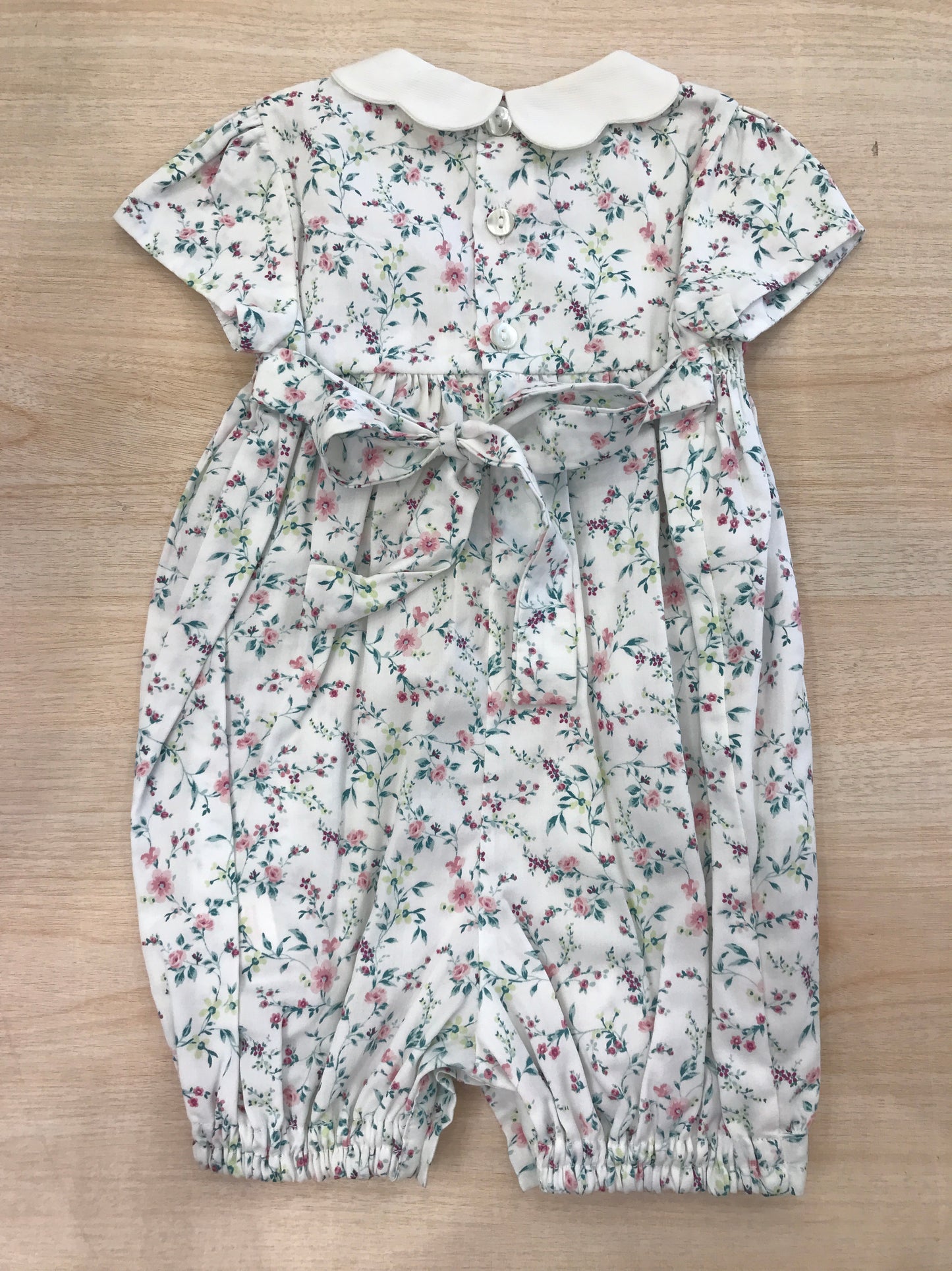 Pagliaccetto Les Enfants de Gisele in cotone fantasia floreale con lavorazione di punto smock e rose ricamate