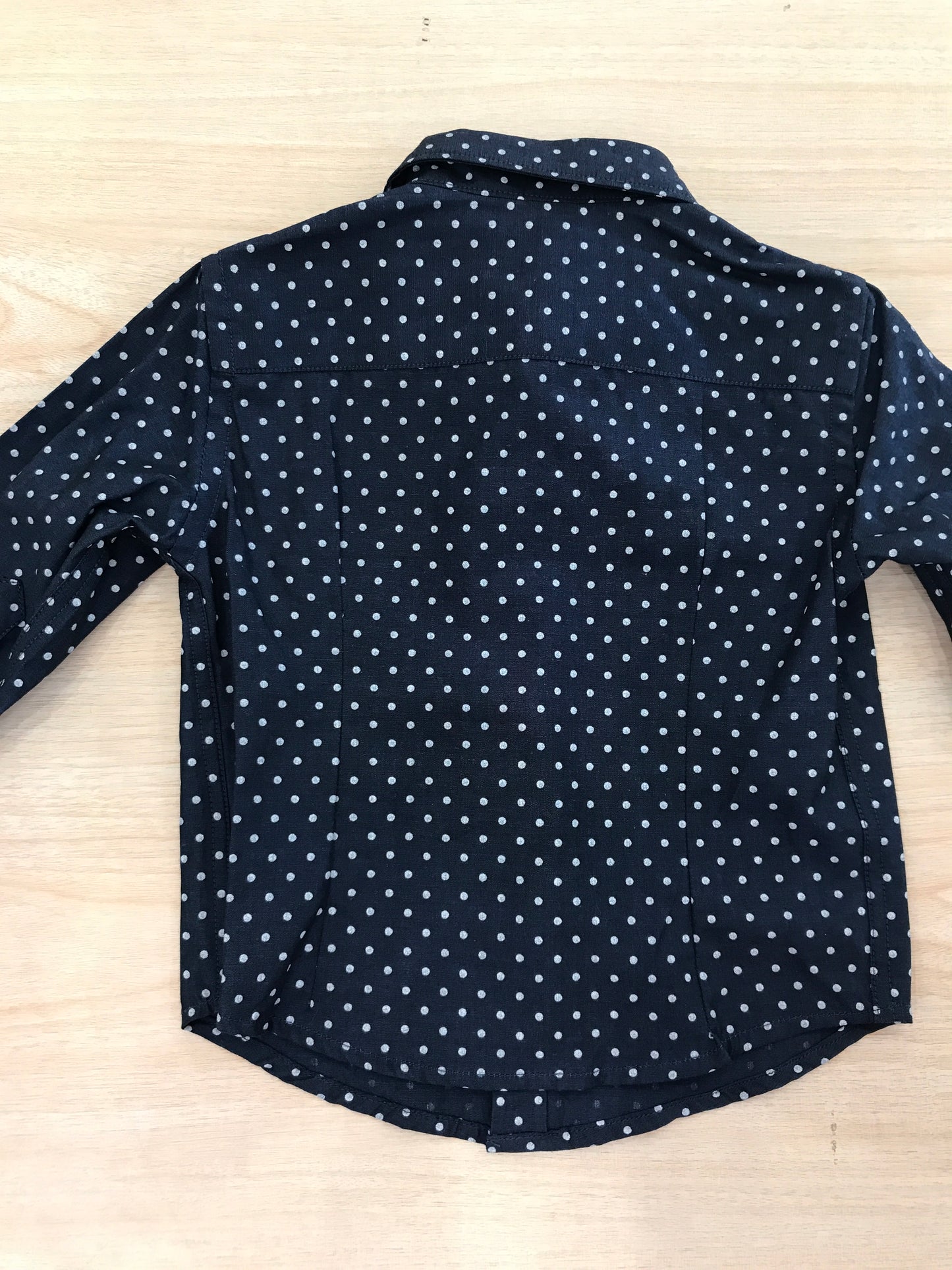 Camicia Nanan manica lunga blu scuro con pois bianchi e bottoncini sul davanti