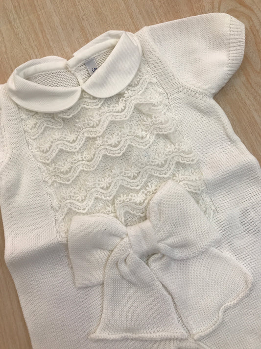 Pagliaccetto Bebè di Almy in filo bianco mezza manica collo tondo con pizzo e fiocco applicato sul davanti