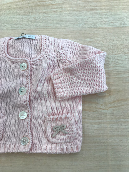 Cardigan Colibrì in filo rosa con bottoni sul davanti con tasche sul davanti e fiocchetti sulle tasche