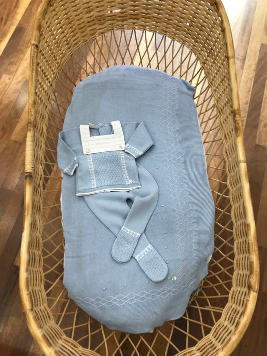 Coordinato nascita Paz Rodriguez in filo celeste coperta con lavorazione tutina due pezzi con dettagli in bianco con finto bavaglino