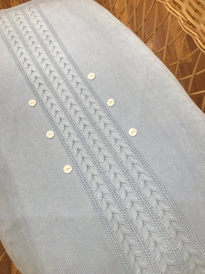 Coperta Coccodè in filo celeste con lavorazione di trecce sul davanti con bottoni in madreperla