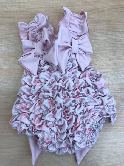 Costume Fofettes con fiorellino rosa e fiocchi sul davanti e sul retro