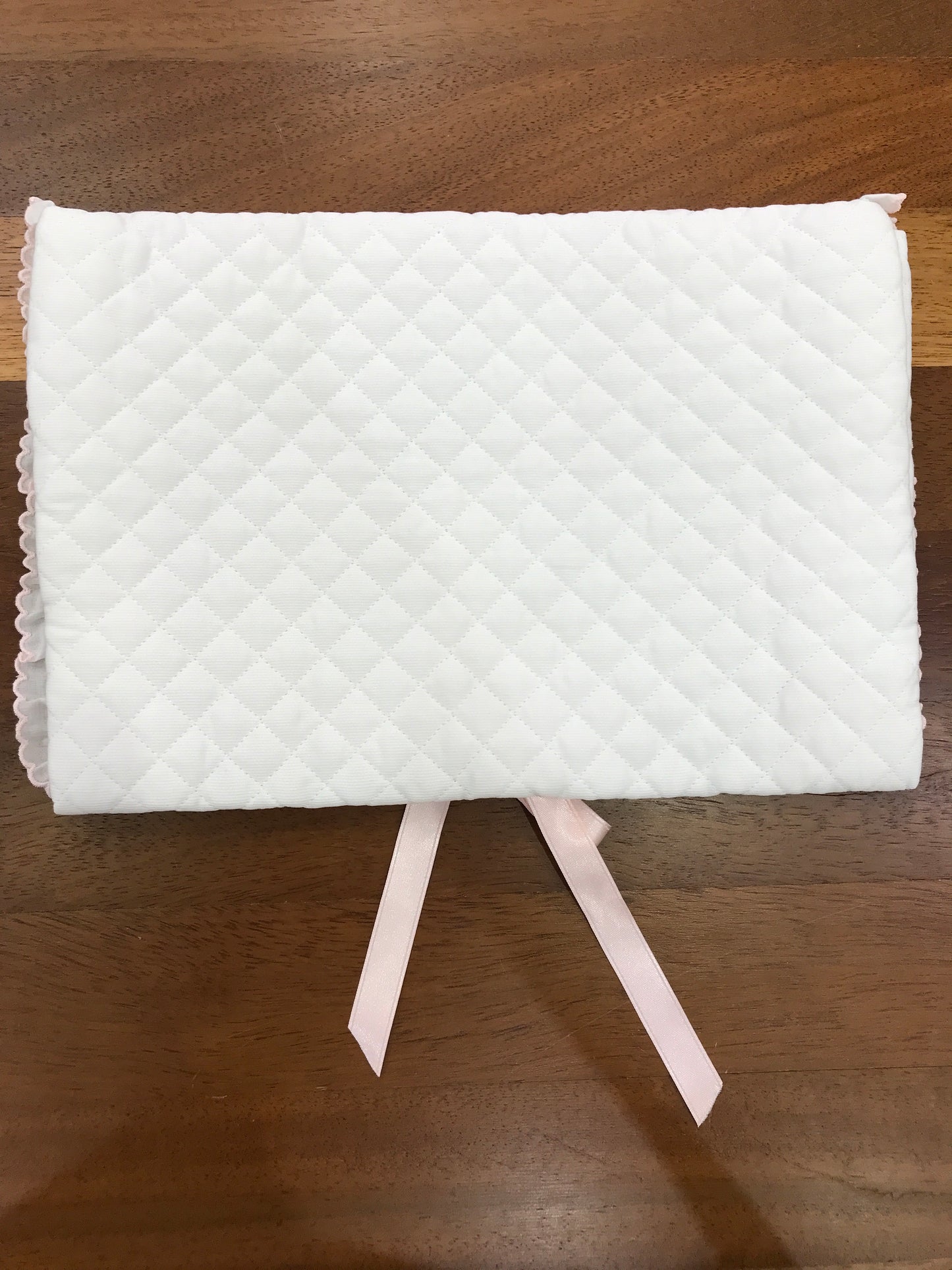 Busta Cambio Pepecè in cotone trapuntato bianco con rusche rosa e rose ricamate a mano