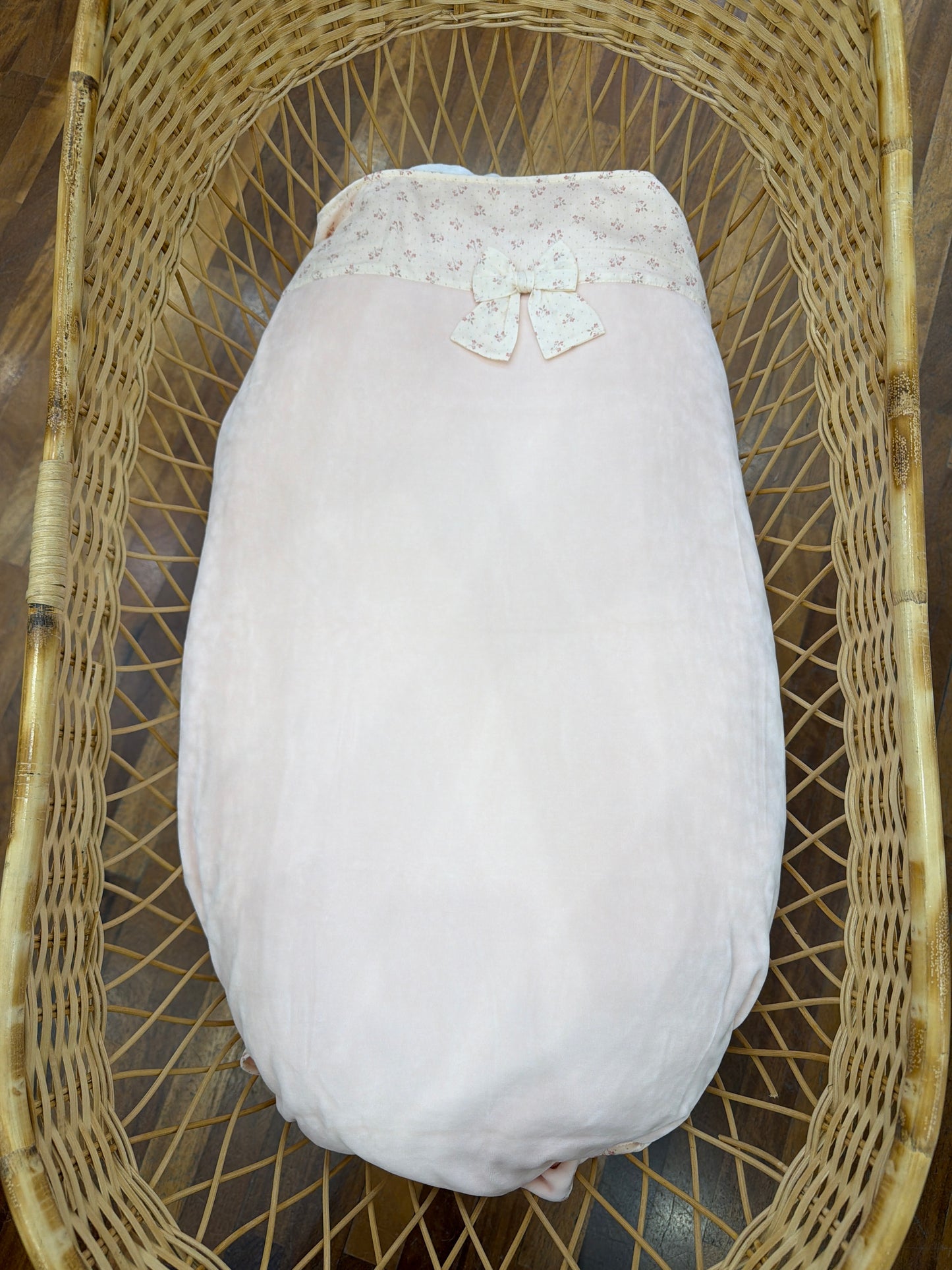 Coperta Baby Gi in ciniglia rosa con fascia floreale e fiocchetto