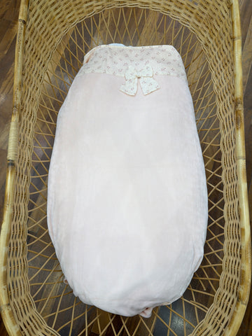 Coperta Baby Gi in ciniglia rosa con fascia floreale e fiocchetto