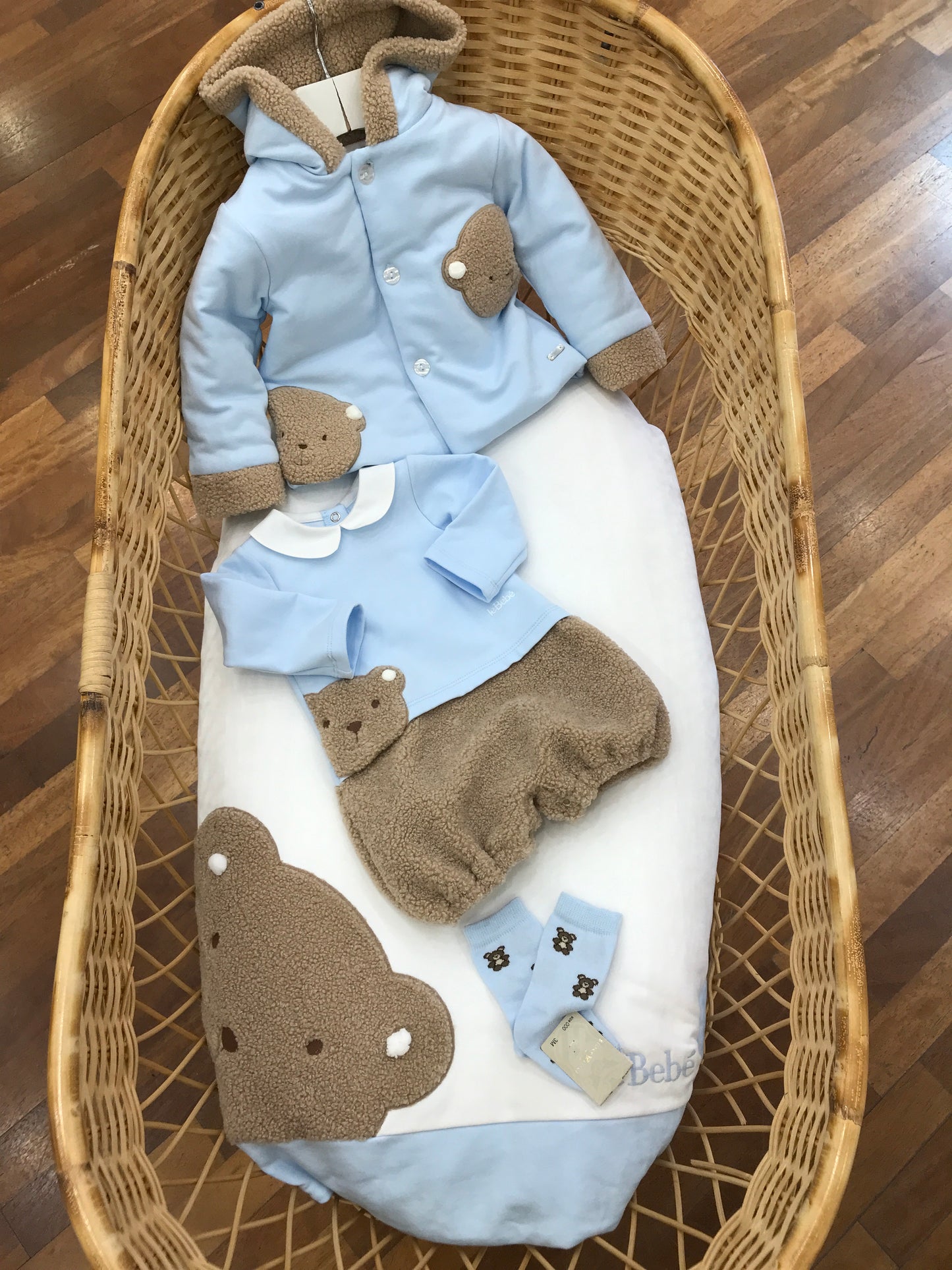 Coordinato Le Bebè nascita neonato in caldo cotone coperta bianca con orso laterale peloso pagliaccetto celeste con orsetto e il sotto pelliccioso cappottino celeste con orsetti e calzini con orsetti