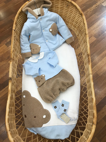 Coordinato Le Bebè nascita neonato in caldo cotone coperta bianca con orso laterale peloso pagliaccetto celeste con orsetto e il sotto pelliccioso cappottino celeste con orsetti e calzini con orsetti
