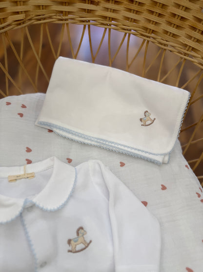 Coordinato nascita Baby Gi in ciniglia con ricami celesti e cavallo a dondolo