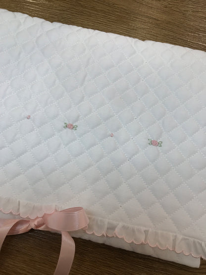 Busta Cambio Pepecè trapuntata con rusche con bordo rosa con piccole roselline ricamate al centro con fiocchetto in raso per chiusura