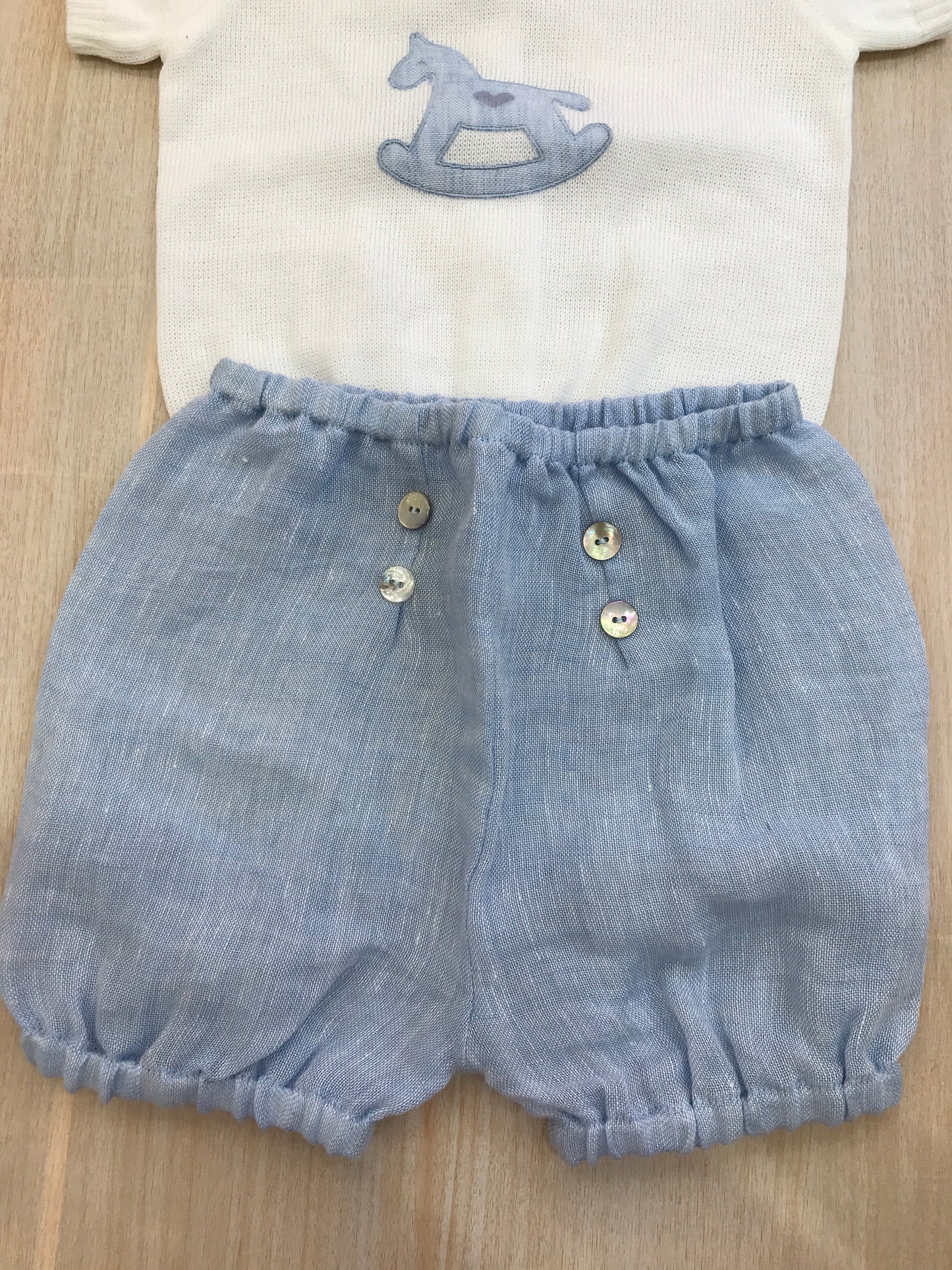 Completo Baby Lord in filo bianco e celeste due pezzi mezza manica con cavallo a dondolo sul davanti