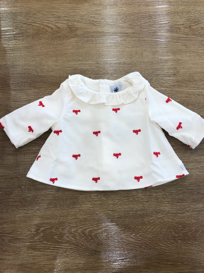 Maglietta Petit Bateau a costine con colletto con rusche con piccoli fiocchetti rossi ricamati