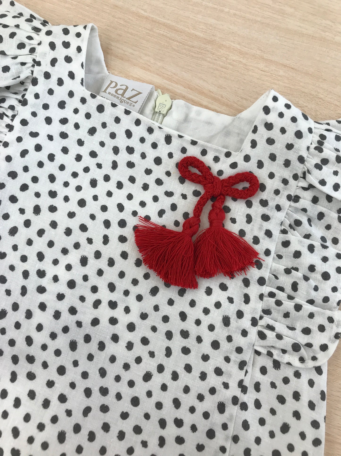 Abito Paz Rodriguez in cotone bianco con pois neri smanicato con rusche con nappina rossa laterale