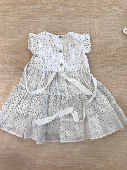 Abito Nanan in cotone bianco a pois grigi smanicato con rusche con fiori applicati lateralmente
