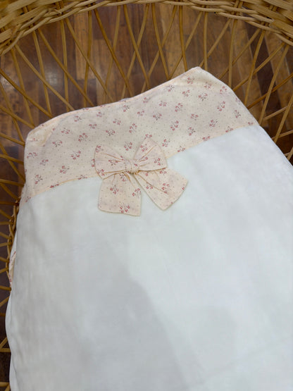 Coperta Baby Gi in ciniglia panna con fascia floreale e fiocchetto
