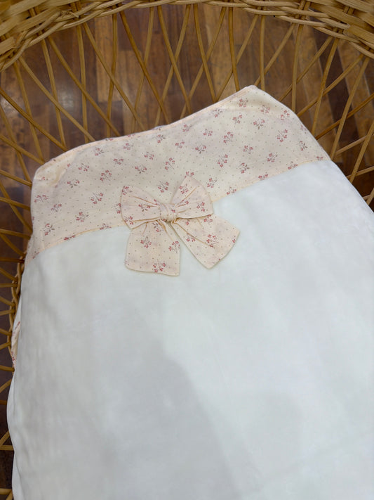 Coperta Baby Gi in ciniglia panna con fascia floreale e fiocchetto