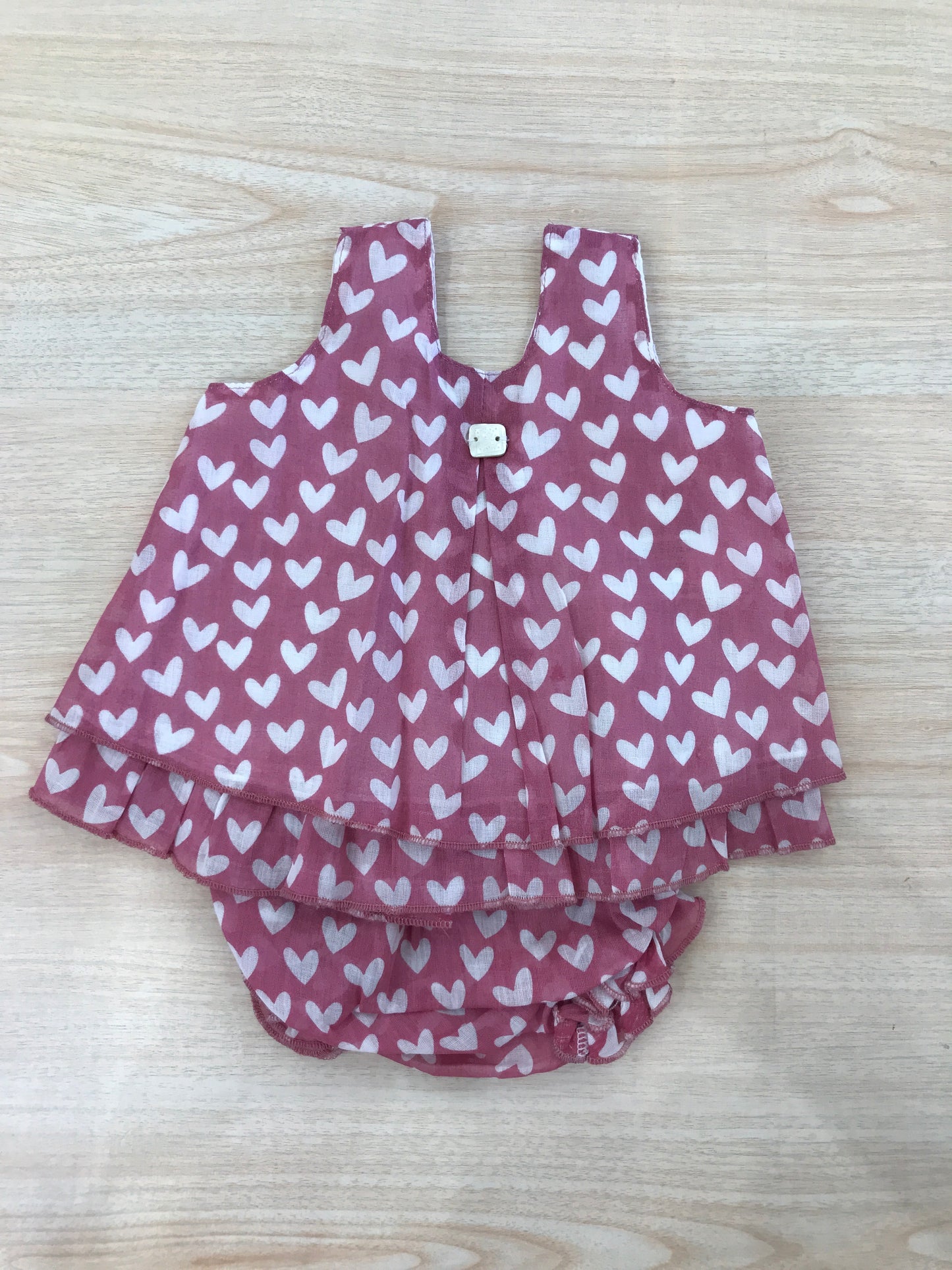Abito Al Agua Patos in cotone smanicato con piccoli cuoricini ed un fiocchetto sul retro con  culotte abbinata