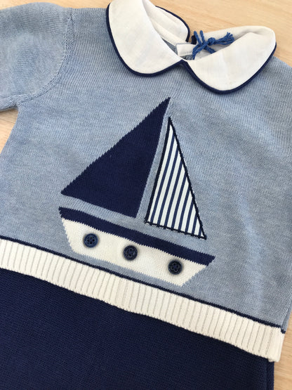 Tutina Colori Chiari in filo manica lunga gamba lunga dal tono blu scuro e celeste con rifiniture in bianco e barca a vela ricamata sul davanti