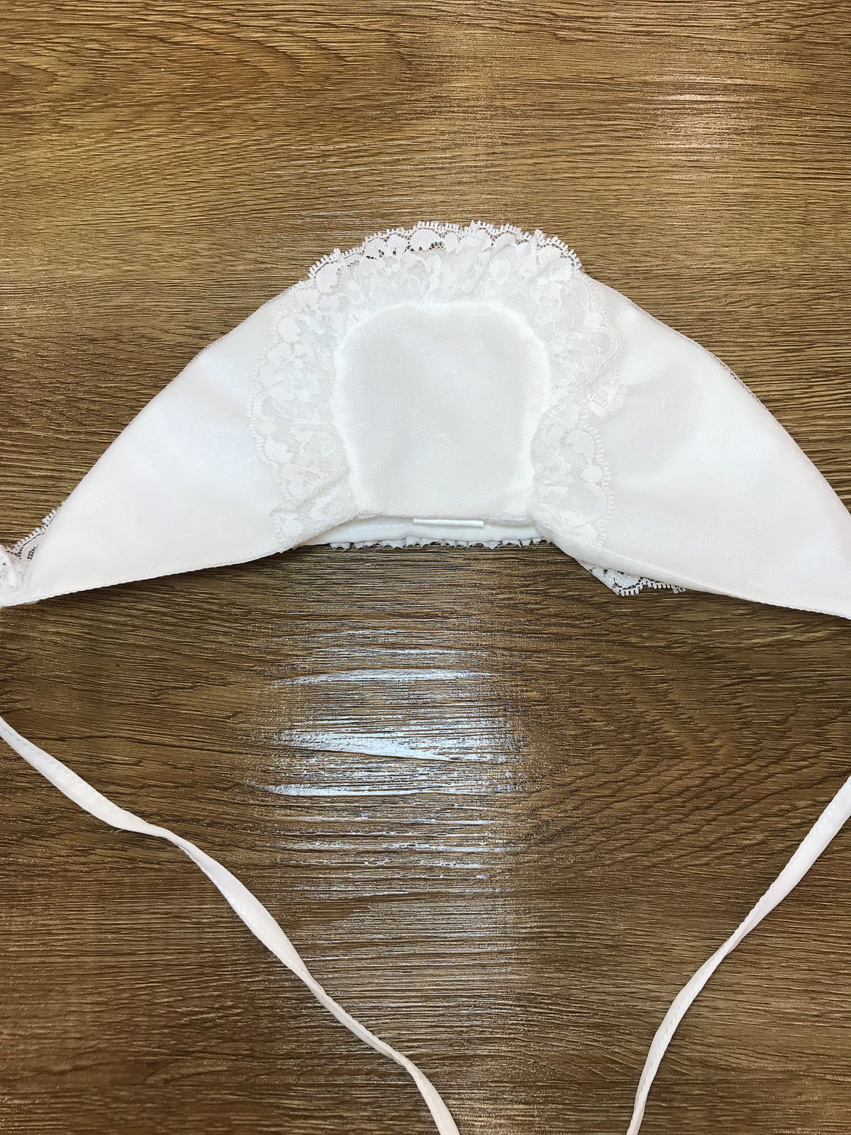 Cuffia Pure in cotone panna con tulle e rusche al bordo
