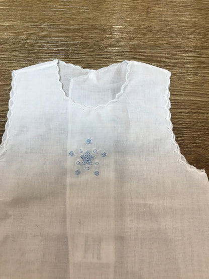 Camicino della fortuna Coccodè in cotone smanicato smerlato con piccola stellina e pois celesti ricamati