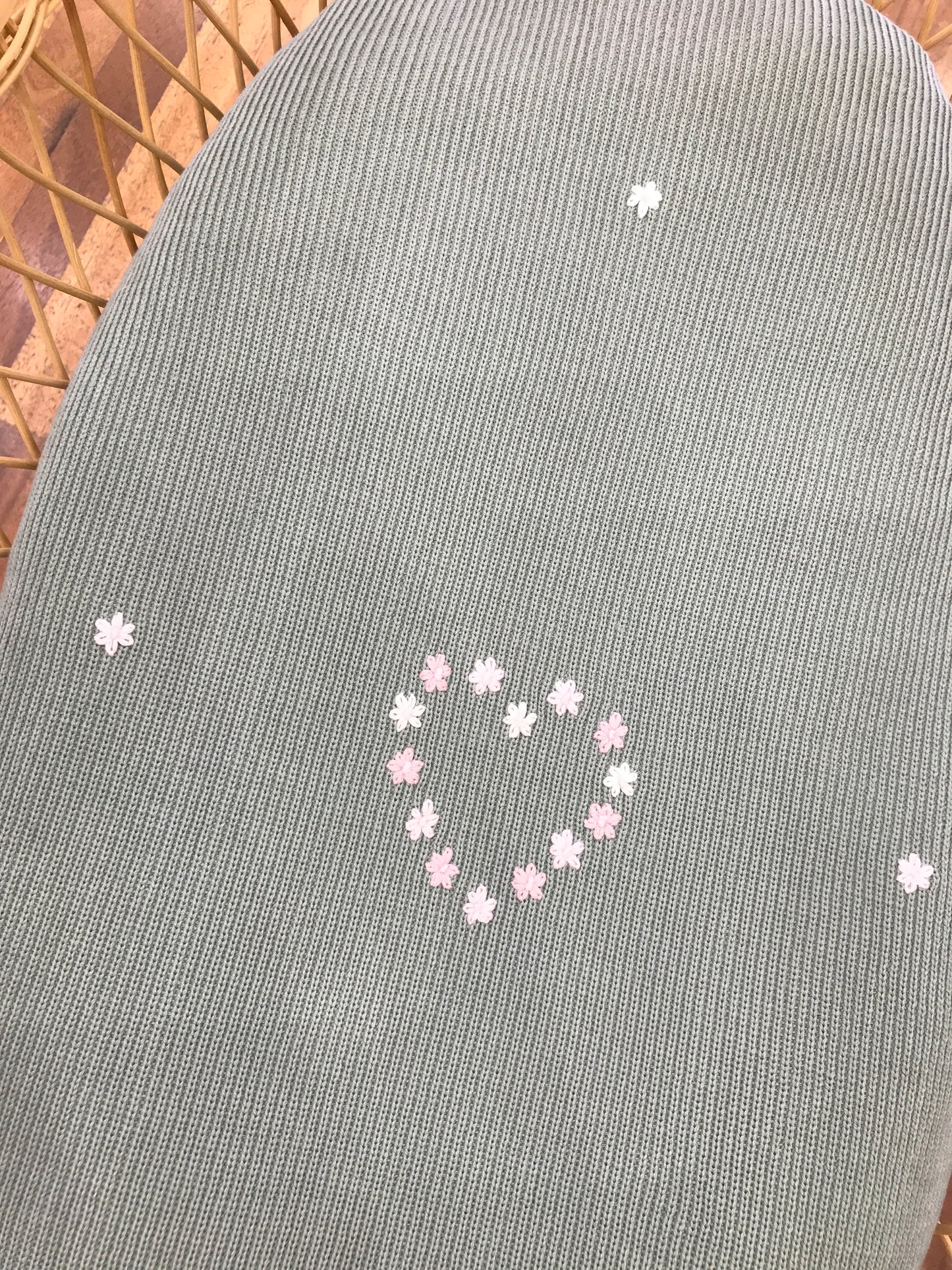 Coperta Baby Lord in lana a costa inglese verde con margherite ricamate a mano in diverse tonalità di rosa