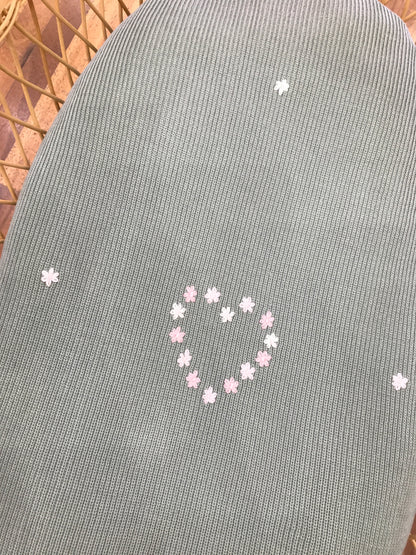Coperta Baby Lord in lana a costa inglese verde con margherite ricamate a mano in diverse tonalità di rosa