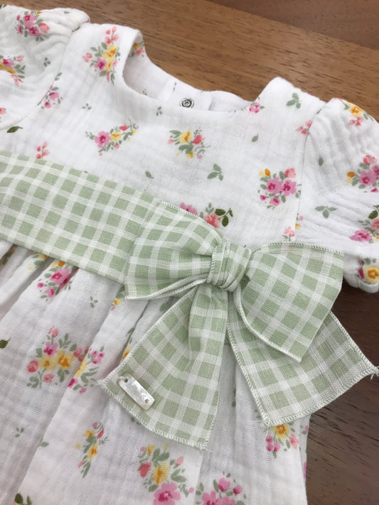 Pagliaccetto Le Bebè in mussola di cotone manica a sbuffo con fiorellini ricamati con fascia a quadretti bianchi e verdi con fiocco