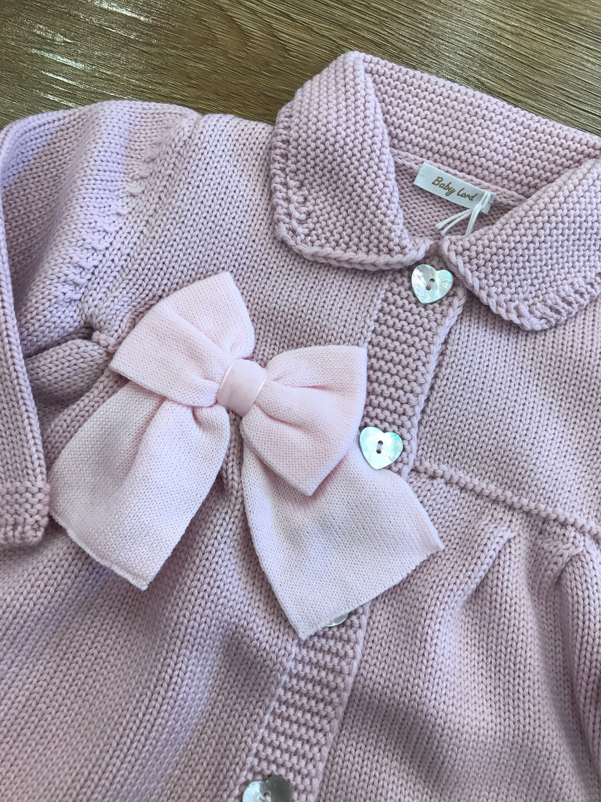 Cappotto Baby Lord in lana rosa antico con fiocchetto rosa e bottoncini a forma di cuore
