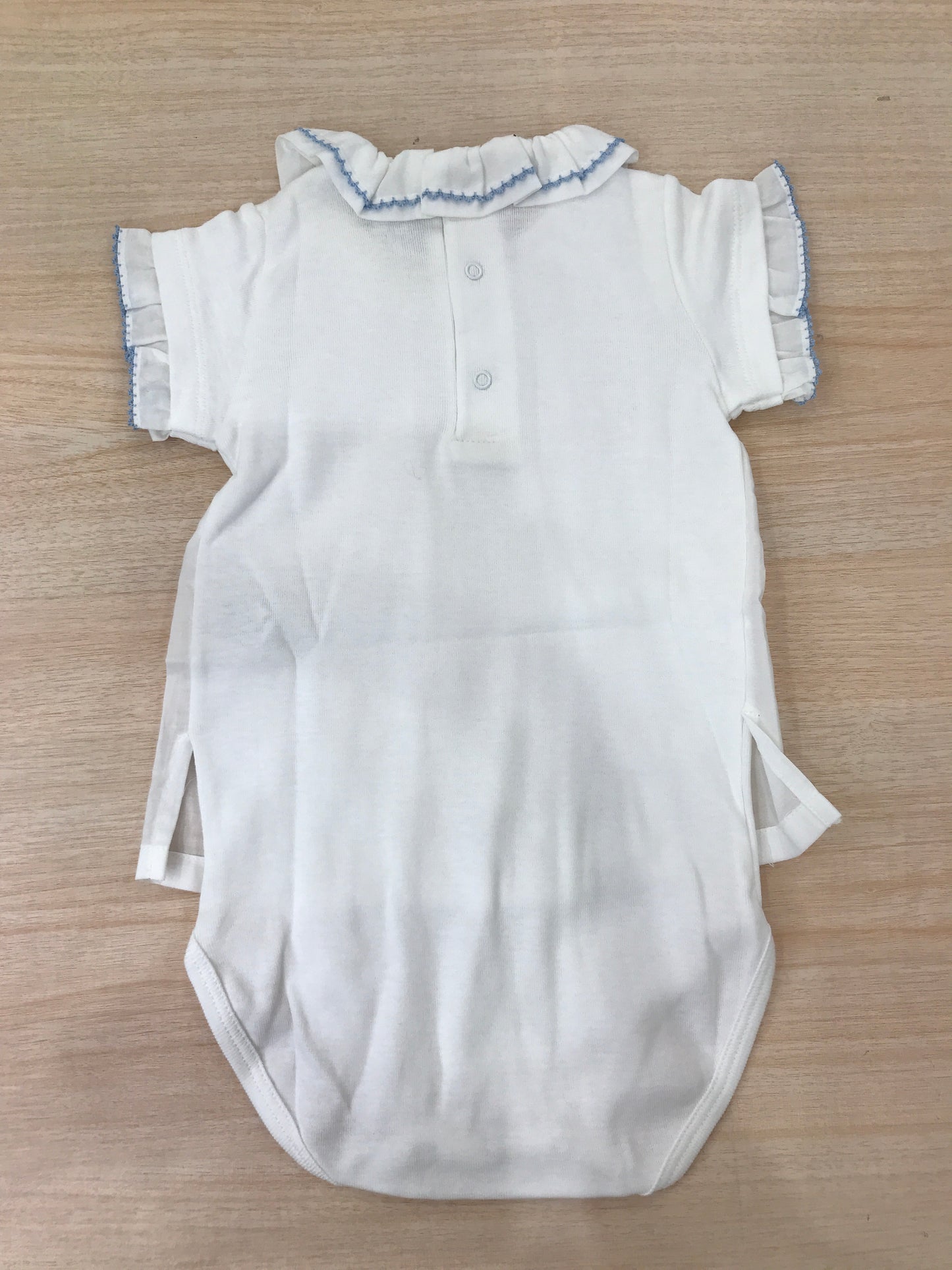 Body Laranjinha in cotone mezza manica smerlata con profilo celeste con effetto camicia con collo con rusche con ricamo celeste