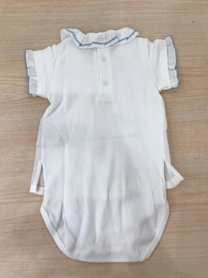 Body Laranjinha in cotone mezza manica smerlata con profilo celeste con effetto camicia con collo con rusche con ricamo celeste