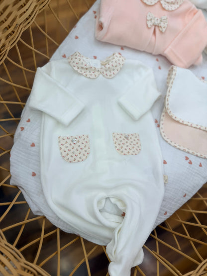 Coordinato nascita Baby Gi tutina intera in ciniglia con fiorellini cappellino e bavetta abbinati