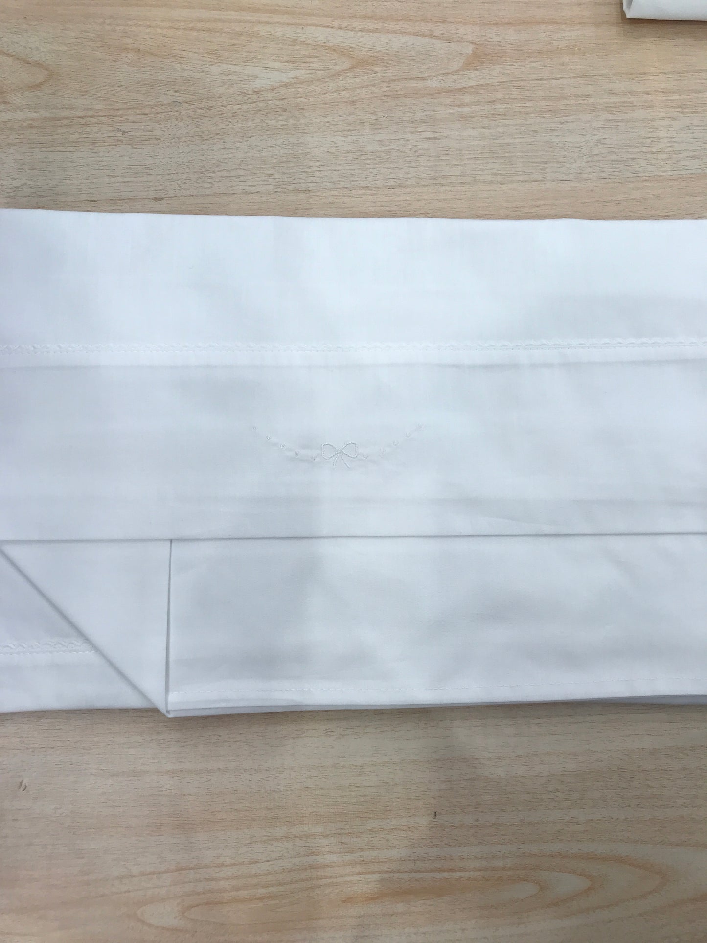 Lenzuola Baby Gi in cotone completo sotto con elastico sopra e federa rifinito con pois e fiocchetto bianco