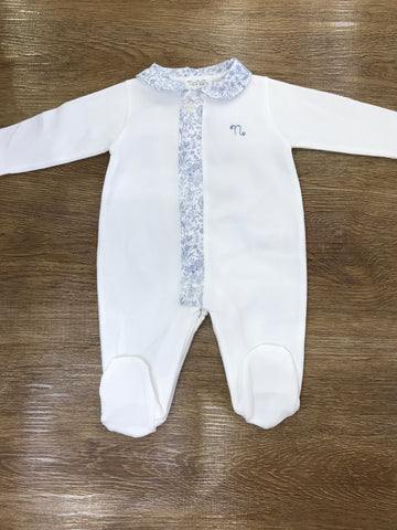 Tutina Nanan in caldo cotone panna intera con piedini con apertura sul davanti rivestita da fiorellini anche sul colletto con cappellino basico panna abbinato