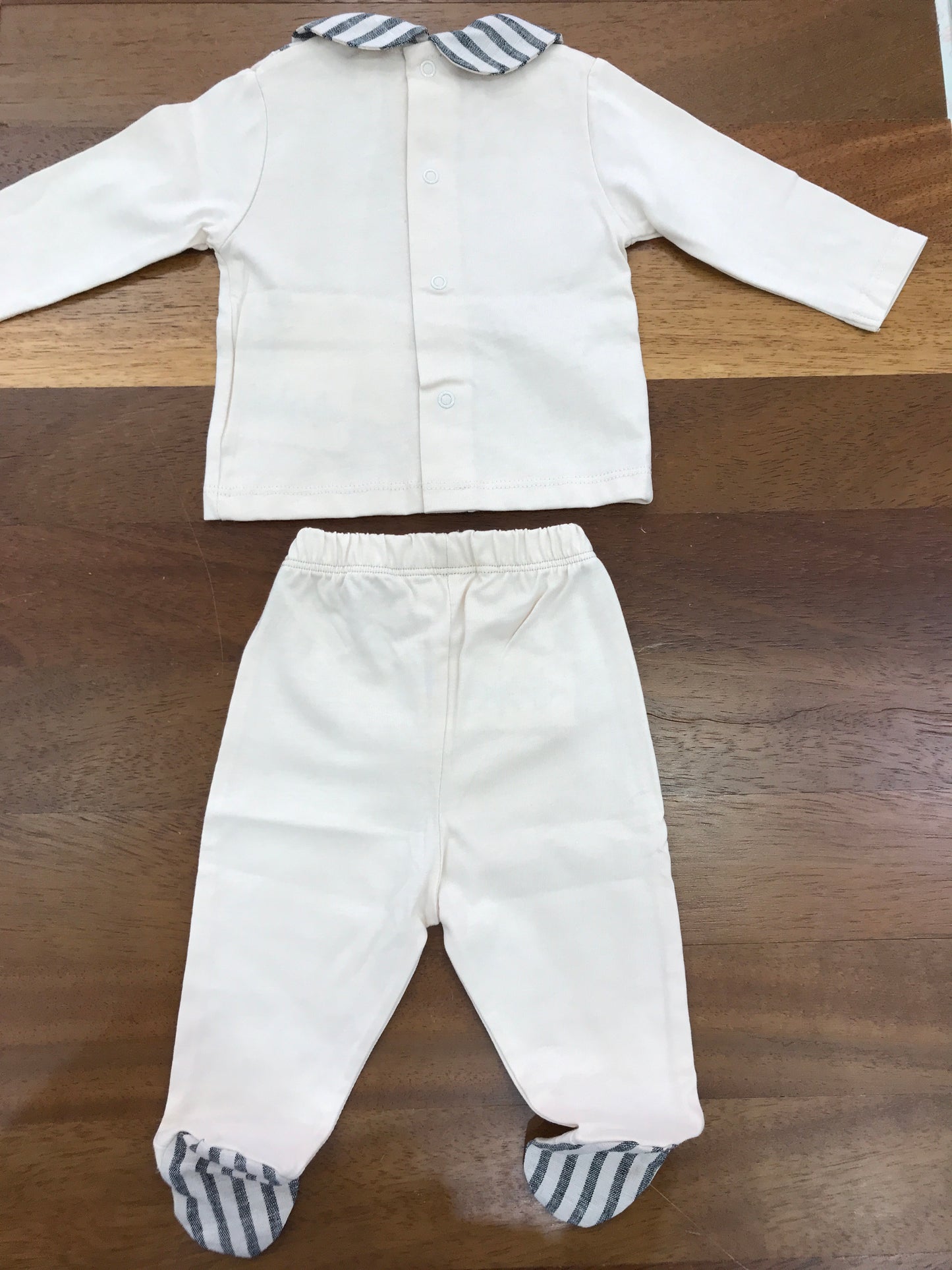 Tutina Nanan due pezzi in cotone beige con piedini a righe e colletto con papillon e finte bretelle