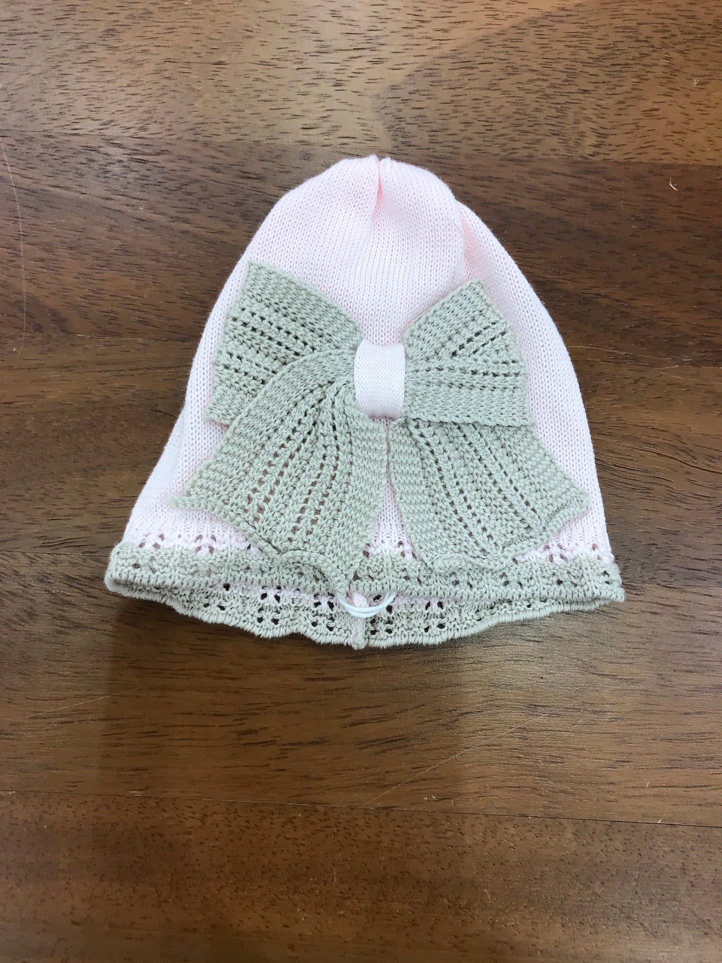 Cappello Bebè di Almy in filo rosa con fiocco tortora centrale
