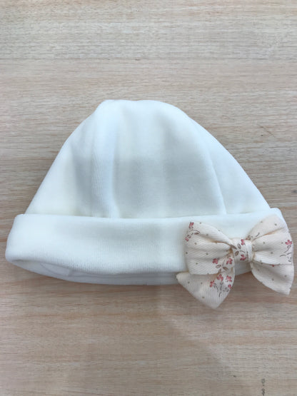 Cappello Baby Gi in ciniglia panna con risvolto e fiocchetto floreale