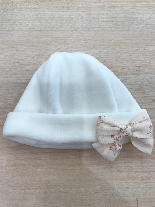 Cappello Baby Gi in ciniglia panna con risvolto e fiocchetto floreale