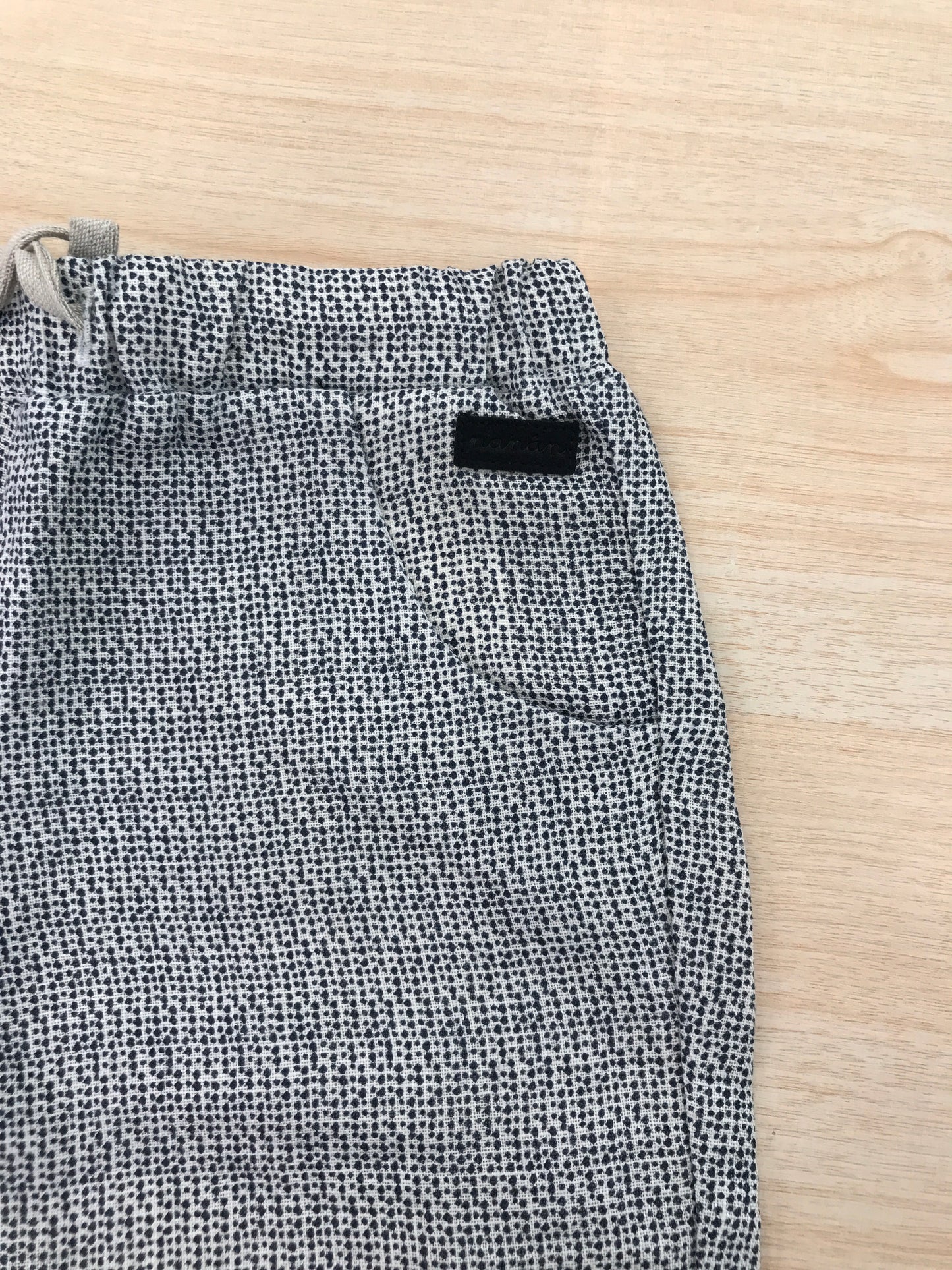 Pantalone Nanan in cotone blu scuro e panna con elastico in vita