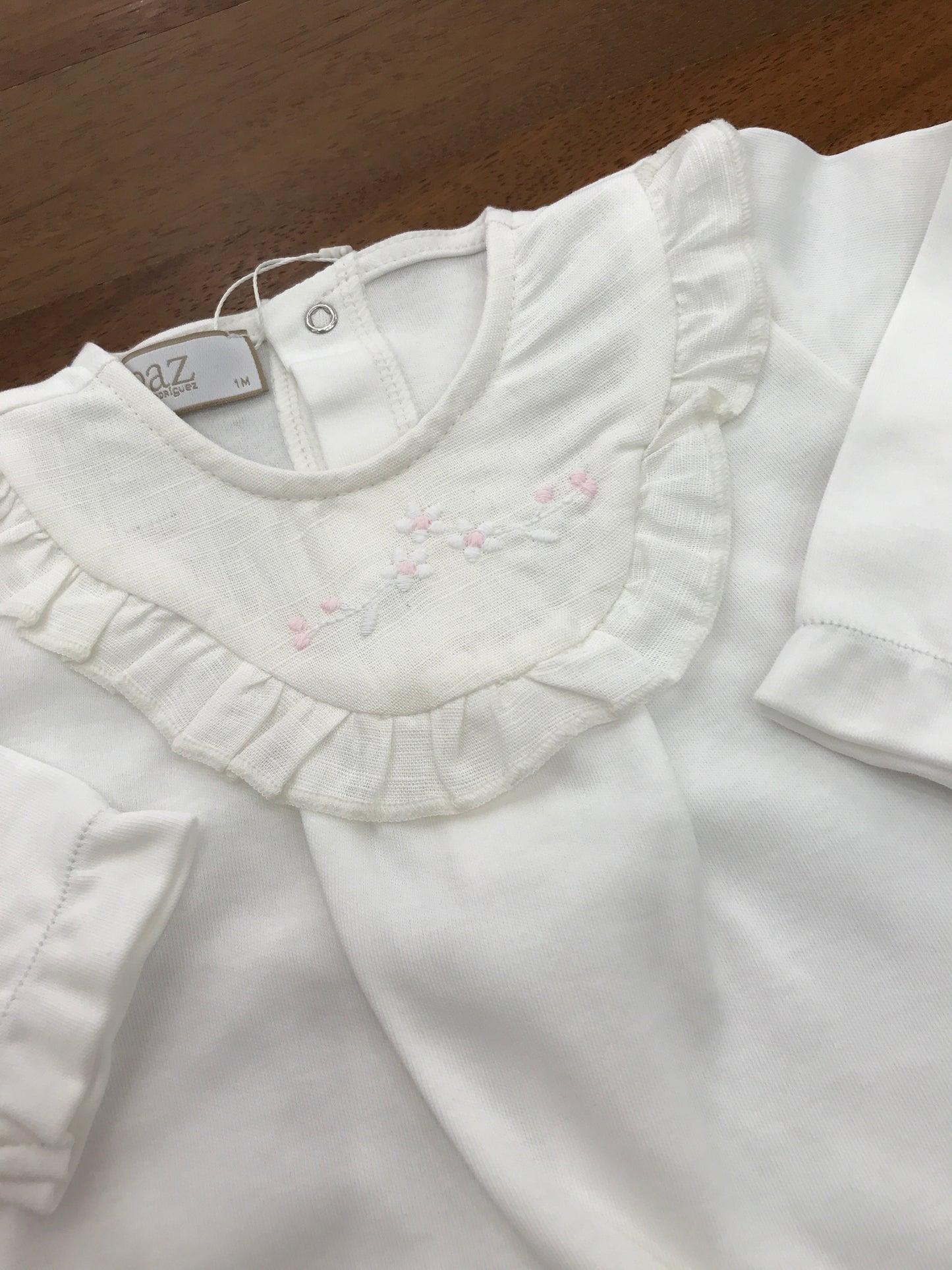 Tutina Paz Rodriguez in cotone rosa manica lunga con piedini collo in lino bianco con rusche con fiori bianchi e rosa