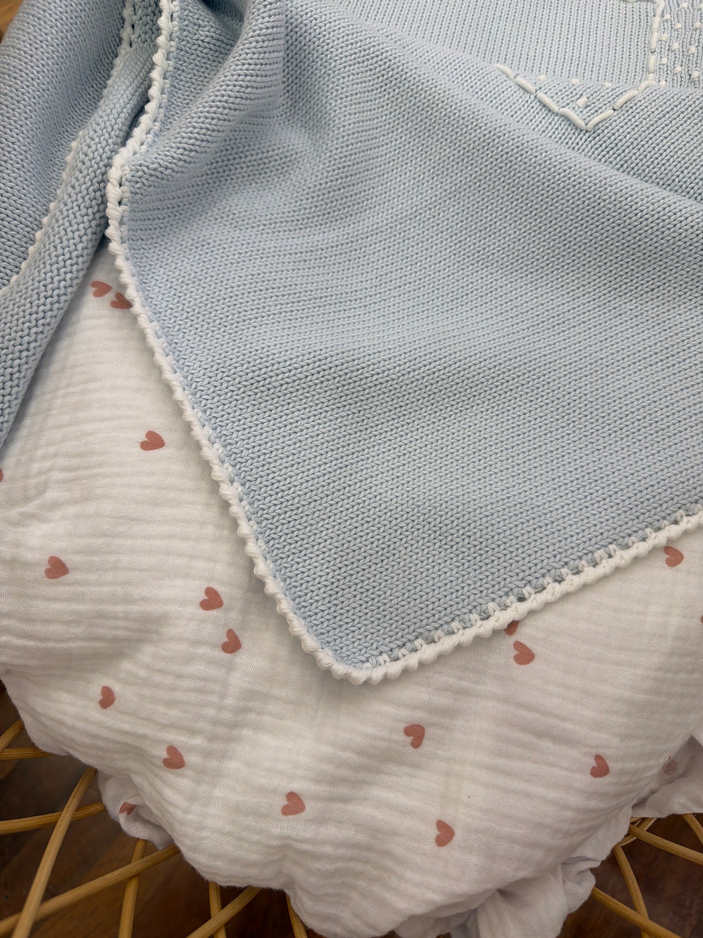Coperta Colibrì in filo celeste con riquadro ricamato in bianco centrale e pois