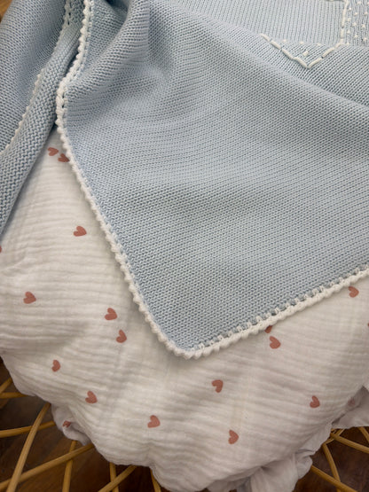 Coperta Colibrì in filo celeste con riquadro ricamato in bianco centrale e pois