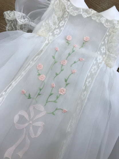 Abito Piccola Giuggiola in organza in seta panna con applicazione di valancienne e rose in 3D ricamate sul davanti con fiocco