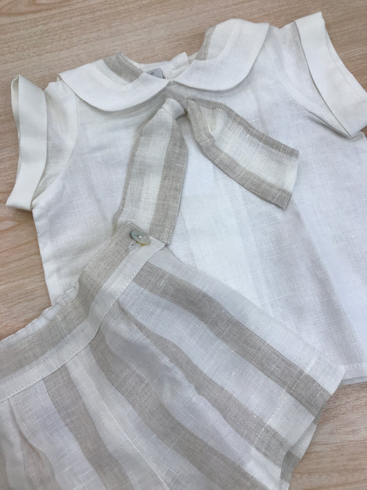 Completo Fofettes in lino due pezzi pantalone corte a righe panna e beige camicia panna mezza manica con dettaglio a righe e colletto a marinaretto