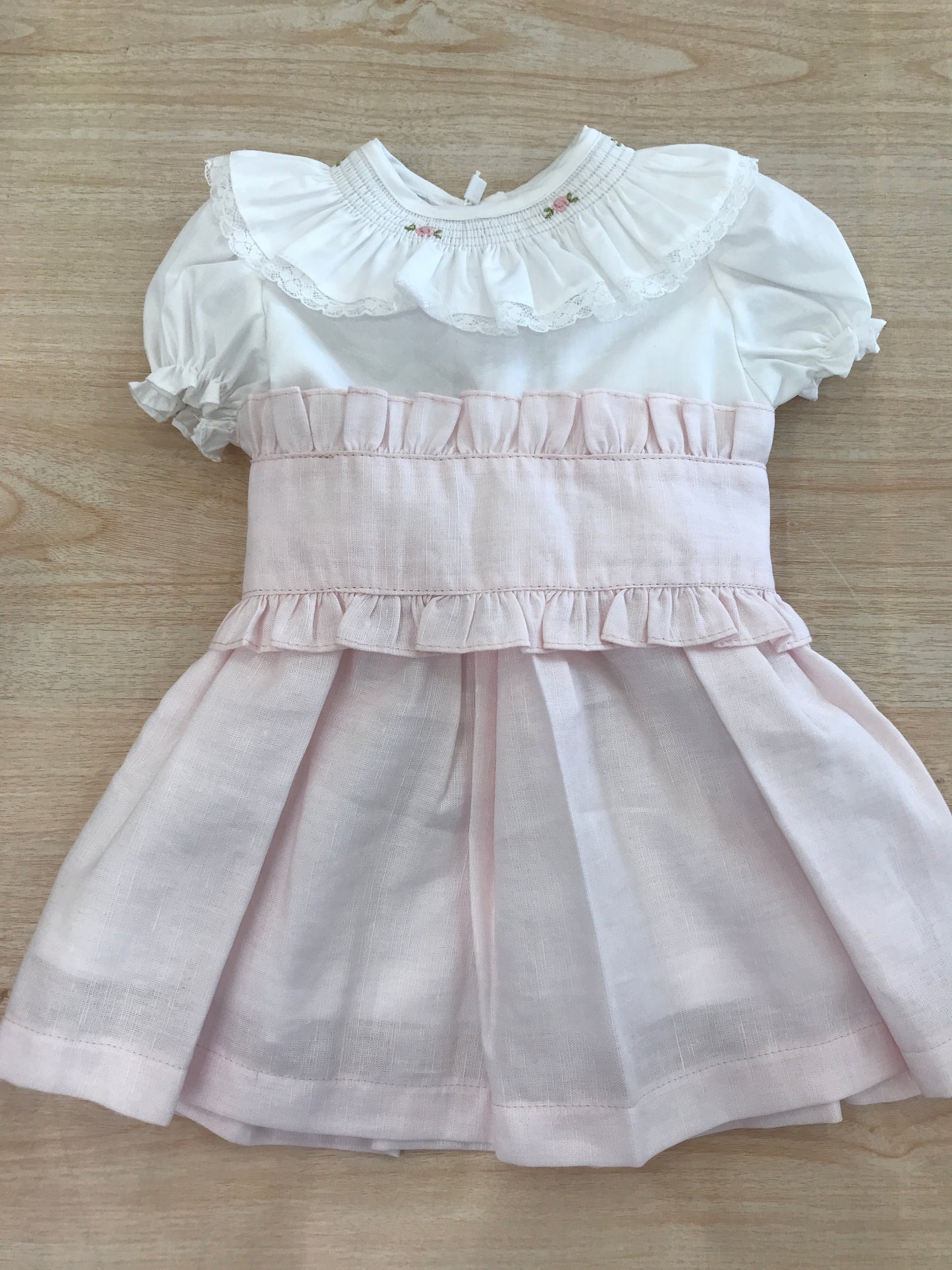 Abito Fofettes in cotone mezza manica a sbuffo con collo con rusche e rose ricamate con fascia in vita