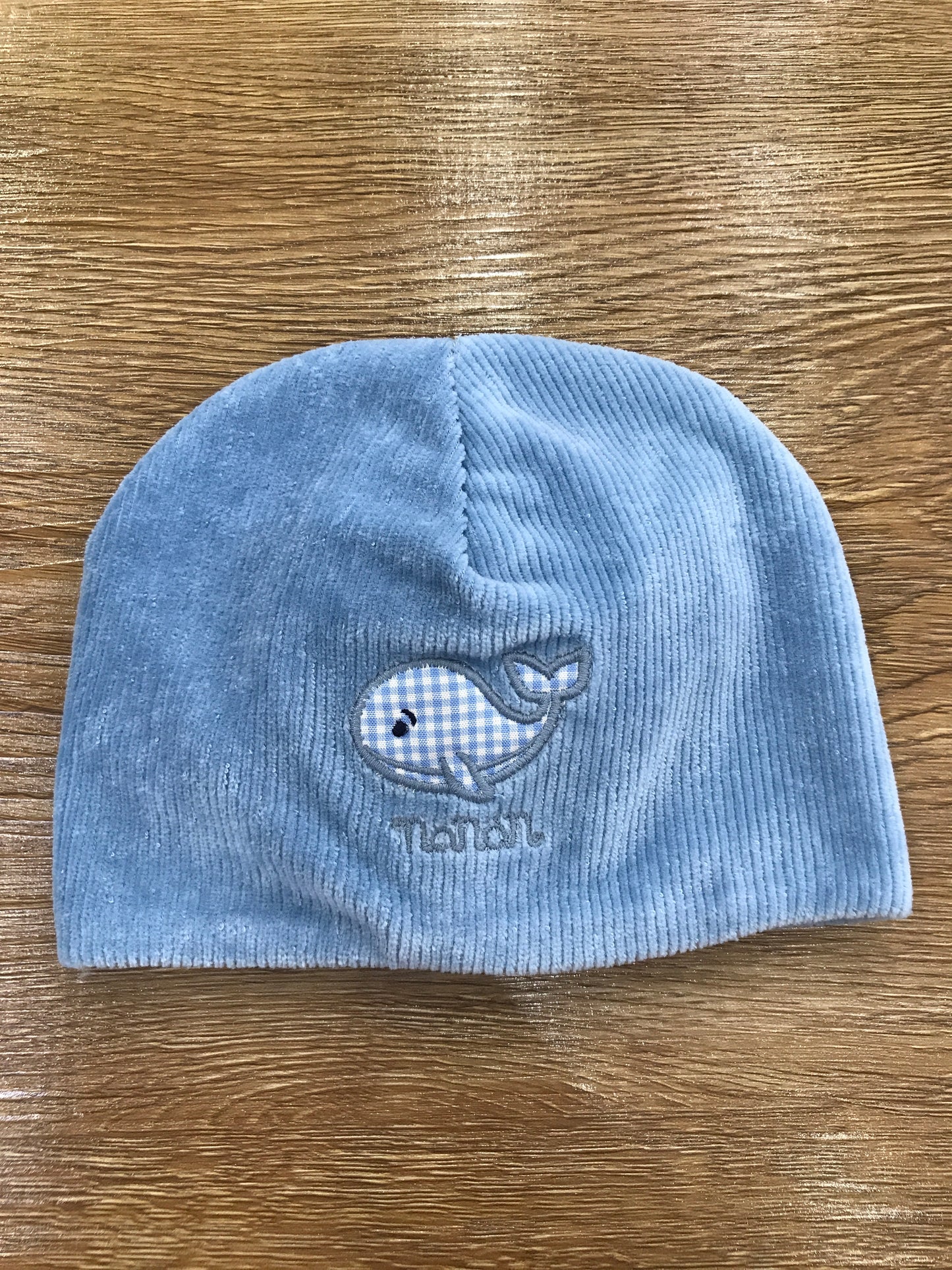 Cappello Nanan in ciniglia a costine con balena ricamata sul davanti