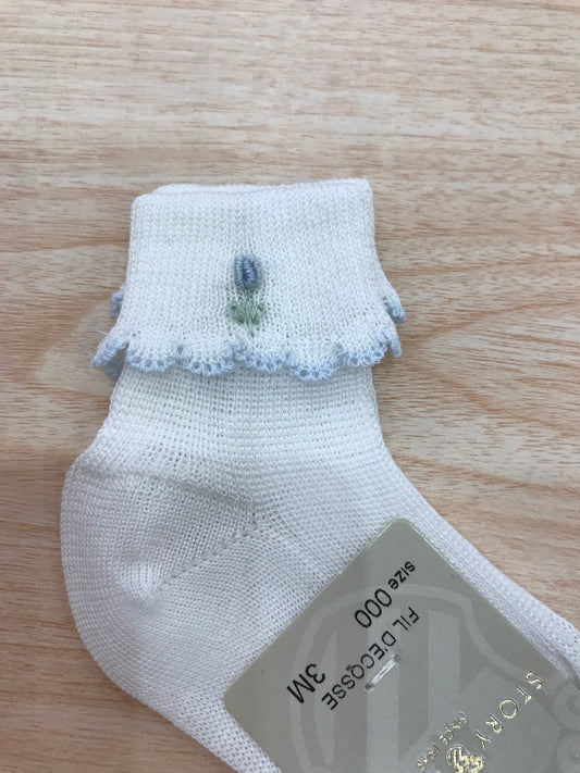 Calzino Story Loris in filo bianco con smerlo celeste con fiore celeste ricamato