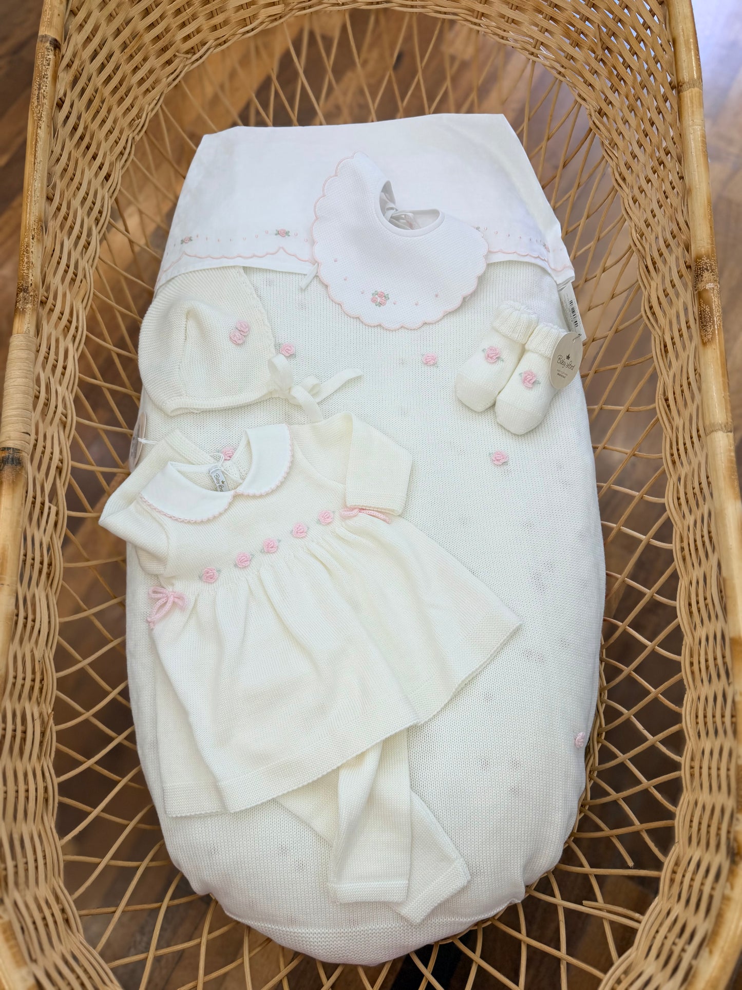Coordinato Baby Lord in lana panna con rose rosa ricamate a mano