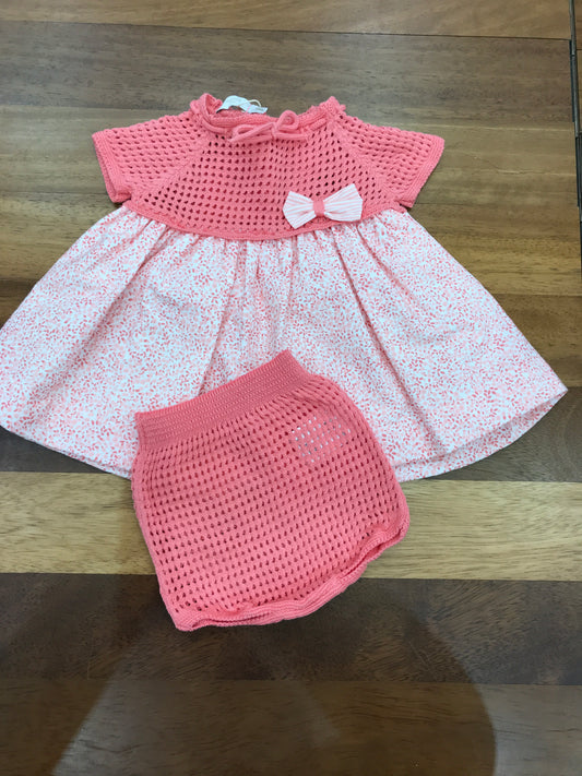 Completo PCS in filo due pezzi abitini con corpetto in filo traforato il sotto con fiorellini e abbinato pantalone corto tutto in tonalità corallo