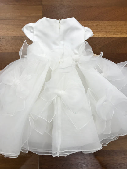 Abito Pure da cerimonia in organza con fiocchi presenti su tutto il gonnellone