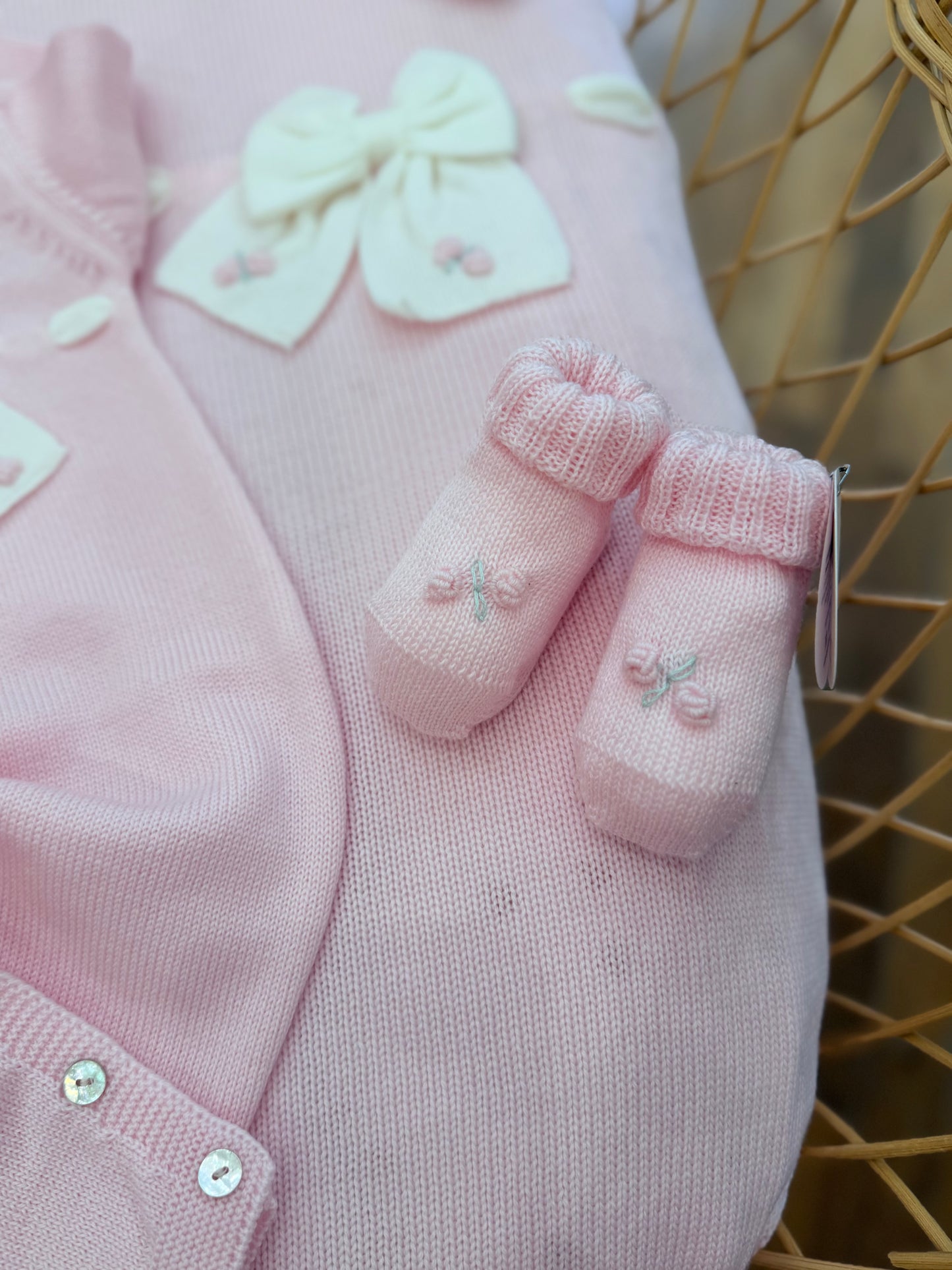 Coordinato nascita Baby Lord in pura lana con tutina intera con fiocco e rosselline ricamate a mano con babbucce, cuffia e cappello